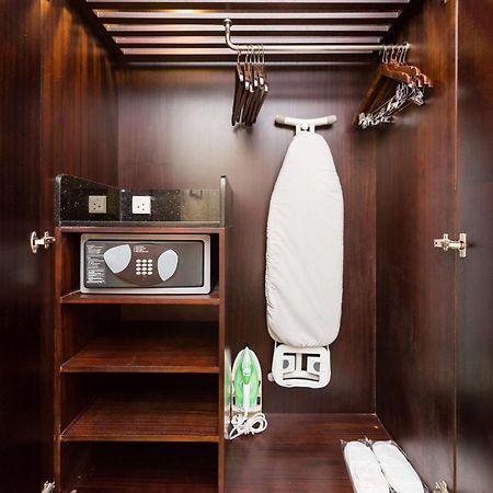 فندق Radisson Blu Towers Kaushambi Delhi Ncr غازي أباد المظهر الخارجي الصورة A hotel room wardrobe with a safe