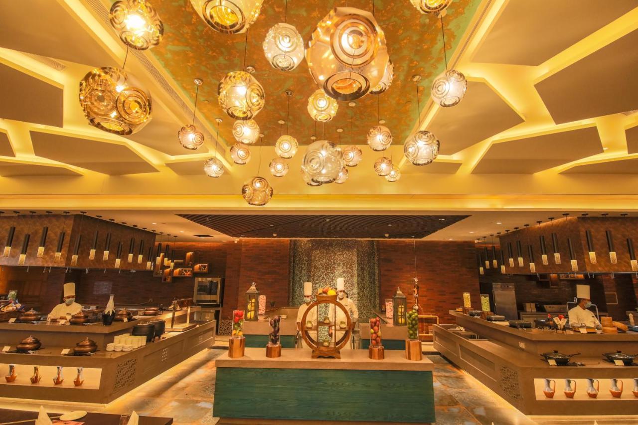 فندق Radisson Blu Towers Kaushambi Delhi Ncr غازي أباد المظهر الخارجي الصورة The buffet at the hotel