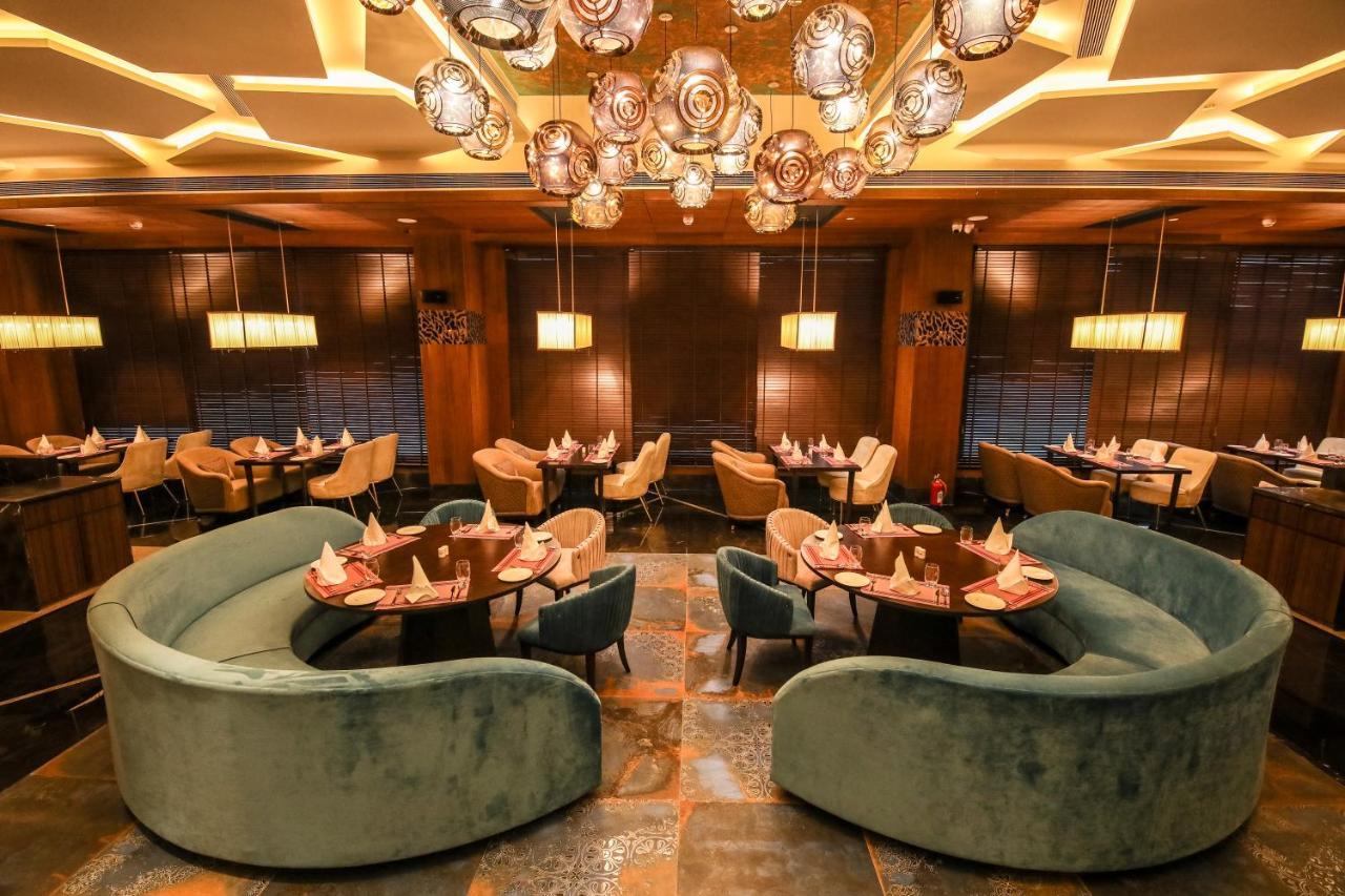 فندق Radisson Blu Towers Kaushambi Delhi Ncr غازي أباد المظهر الخارجي الصورة The interior of the restaurant