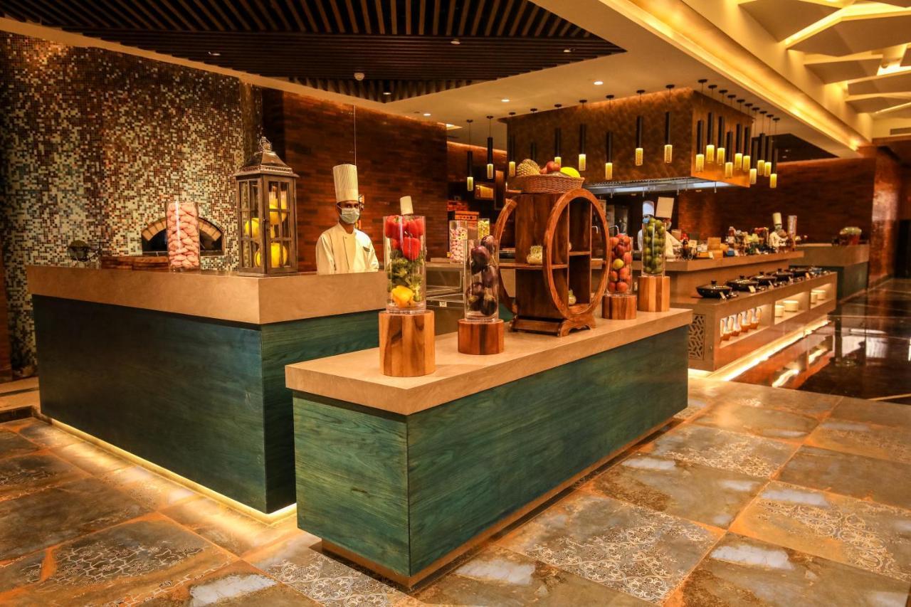 فندق Radisson Blu Towers Kaushambi Delhi Ncr غازي أباد المظهر الخارجي الصورة The buffet at the restaurant
