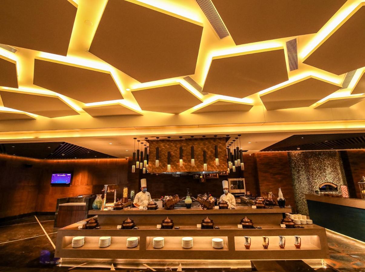 فندق Radisson Blu Towers Kaushambi Delhi Ncr غازي أباد المظهر الخارجي الصورة The interior of the lounge