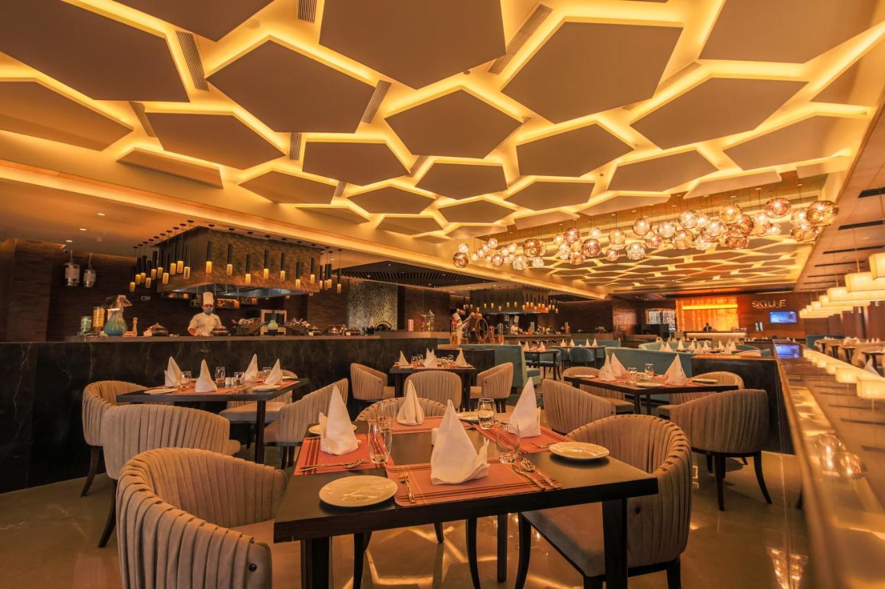 فندق Radisson Blu Towers Kaushambi Delhi Ncr غازي أباد المظهر الخارجي الصورة The interior of the restaurant