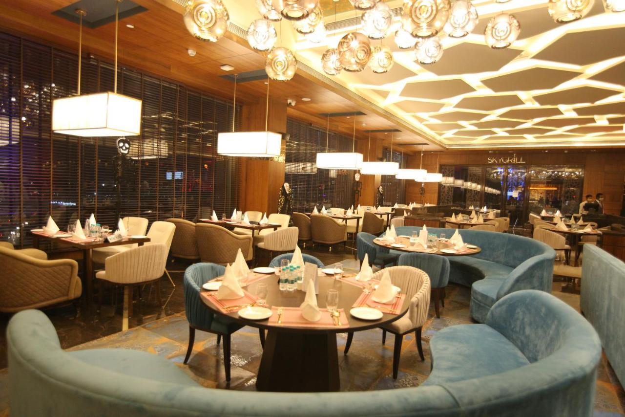فندق Radisson Blu Towers Kaushambi Delhi Ncr غازي أباد المظهر الخارجي الصورة The interior of the restaurant
