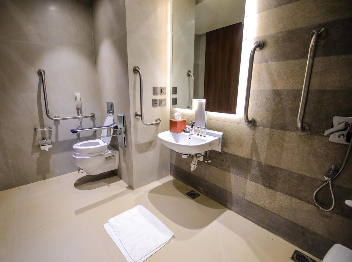 فندق Radisson Blu Towers Kaushambi Delhi Ncr غازي أباد المظهر الخارجي الصورة Disabled toilet with a disabled shower