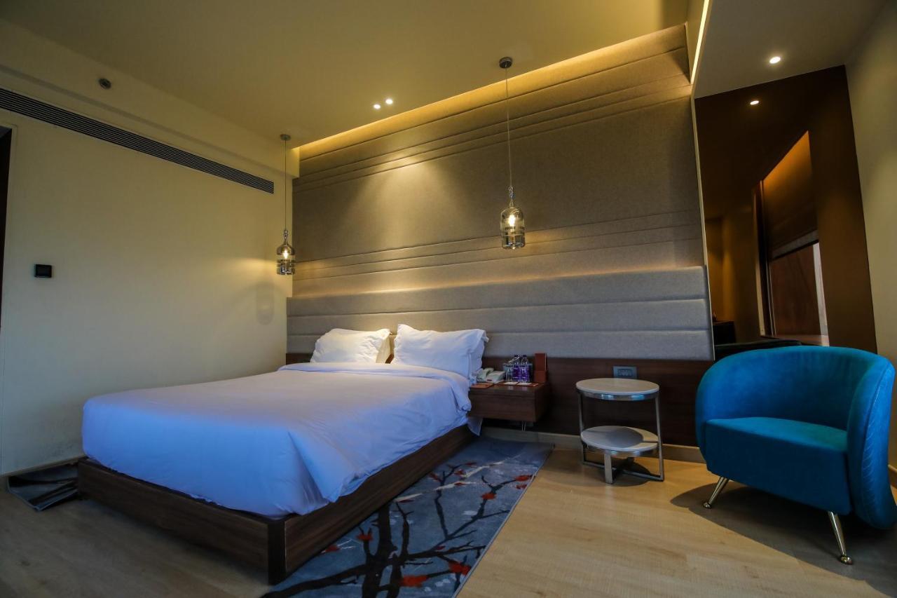 فندق Radisson Blu Towers Kaushambi Delhi Ncr غازي أباد المظهر الخارجي الصورة A room at the hotel