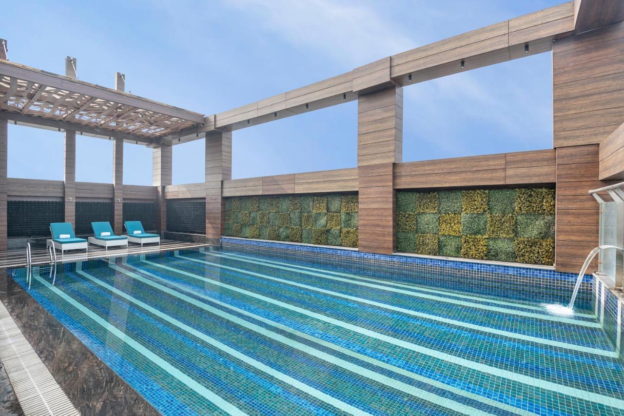 فندق Radisson Blu Towers Kaushambi Delhi Ncr غازي أباد المظهر الخارجي الصورة Rooftop pool