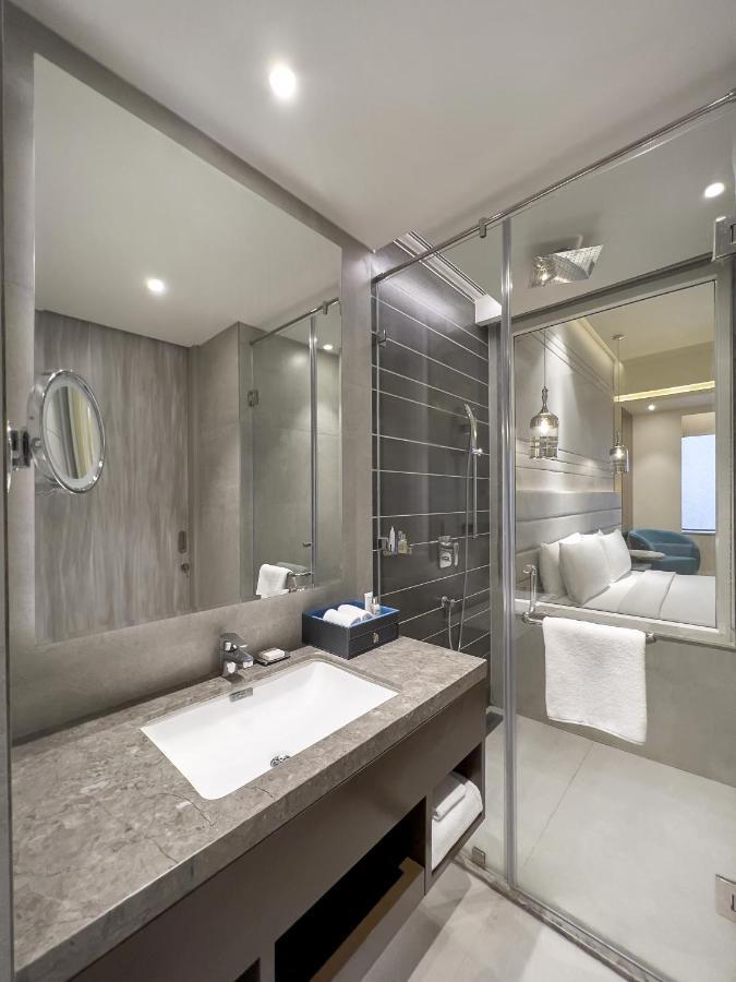 فندق Radisson Blu Towers Kaushambi Delhi Ncr غازي أباد المظهر الخارجي الصورة Bathroom