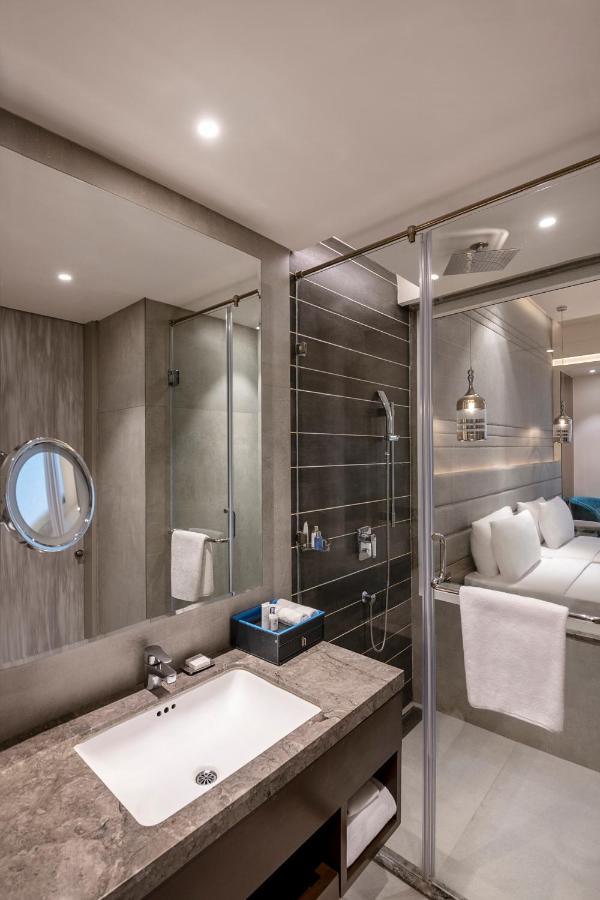 فندق Radisson Blu Towers Kaushambi Delhi Ncr غازي أباد المظهر الخارجي الصورة A bathroom on board