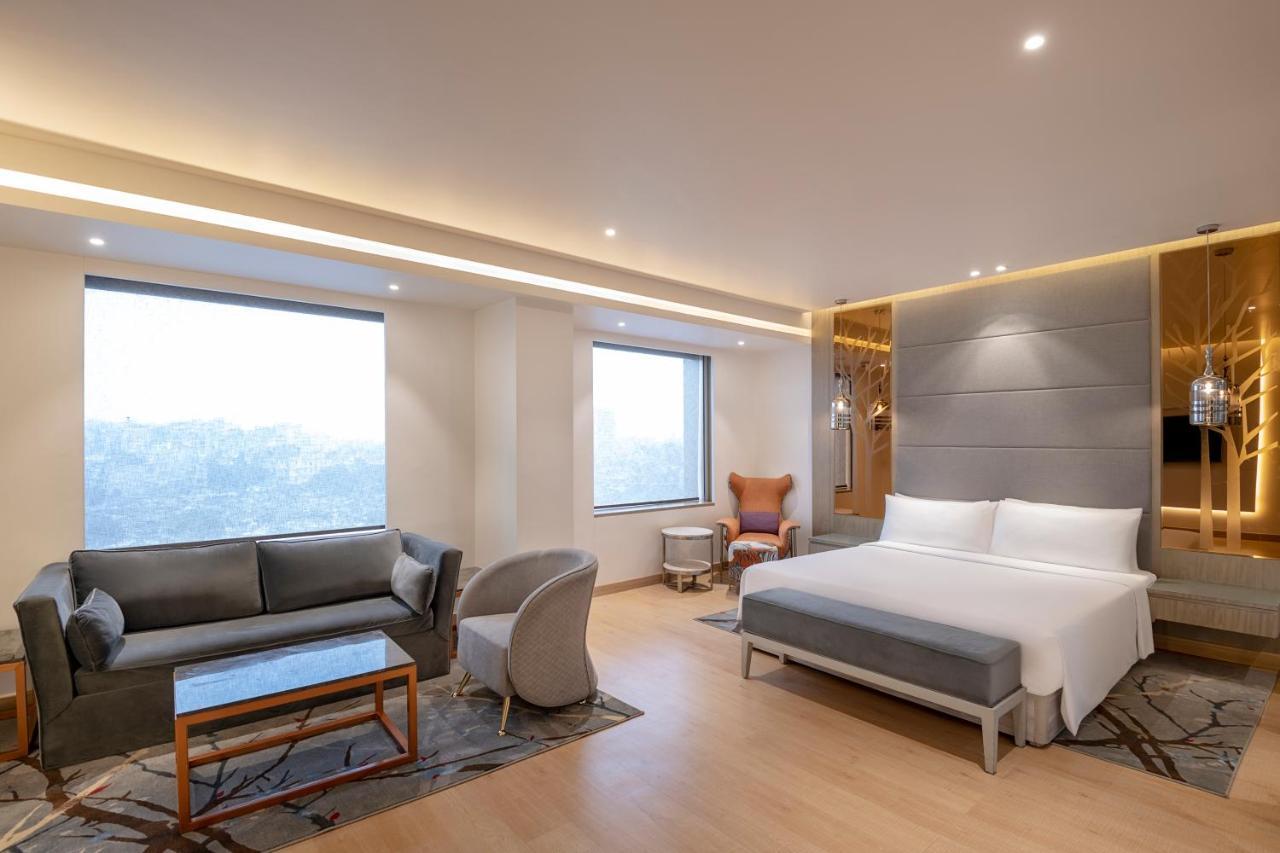 فندق Radisson Blu Towers Kaushambi Delhi Ncr غازي أباد المظهر الخارجي الصورة A suite at the hotel