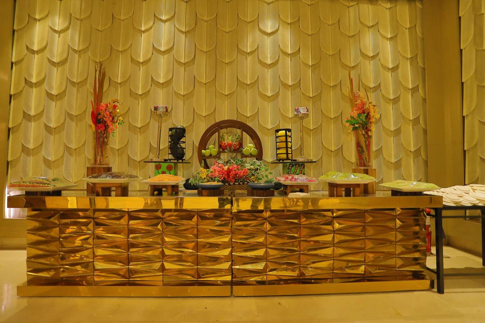 فندق Radisson Blu Towers Kaushambi Delhi Ncr غازي أباد المظهر الخارجي الصورة A Buddhist altar