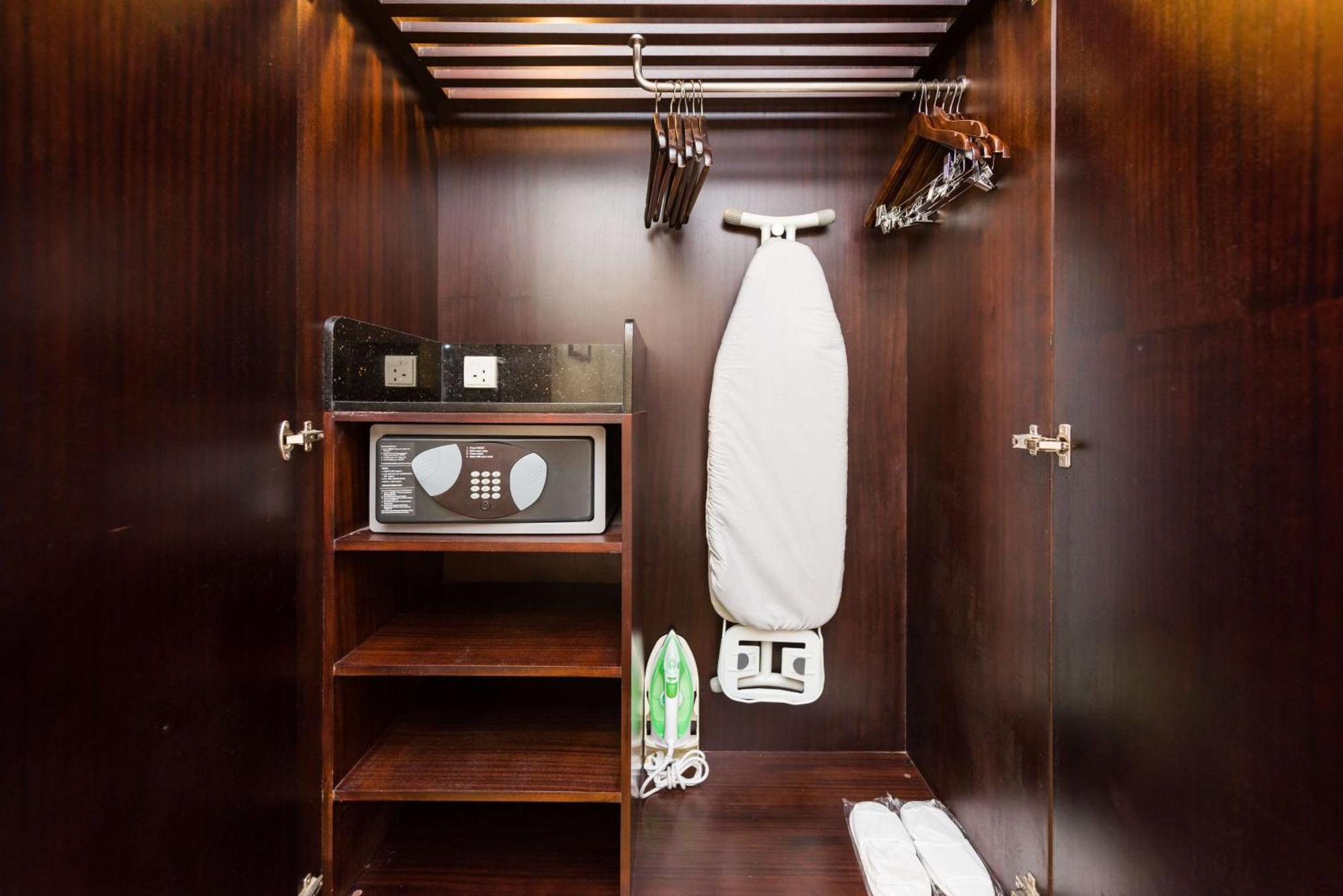 فندق Radisson Blu Towers Kaushambi Delhi Ncr غازي أباد المظهر الخارجي الصورة A hotel room wardrobe with a safe