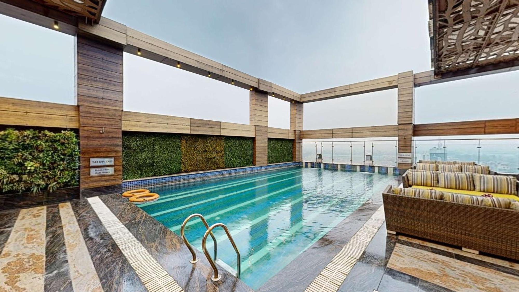 فندق Radisson Blu Towers Kaushambi Delhi Ncr غازي أباد المظهر الخارجي الصورة The swimming pool at the hotel