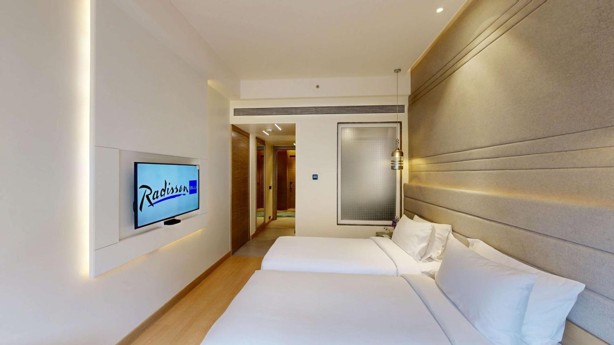 فندق Radisson Blu Towers Kaushambi Delhi Ncr غازي أباد المظهر الخارجي الصورة A room at Radisson Blu Hotel, Hyderabad