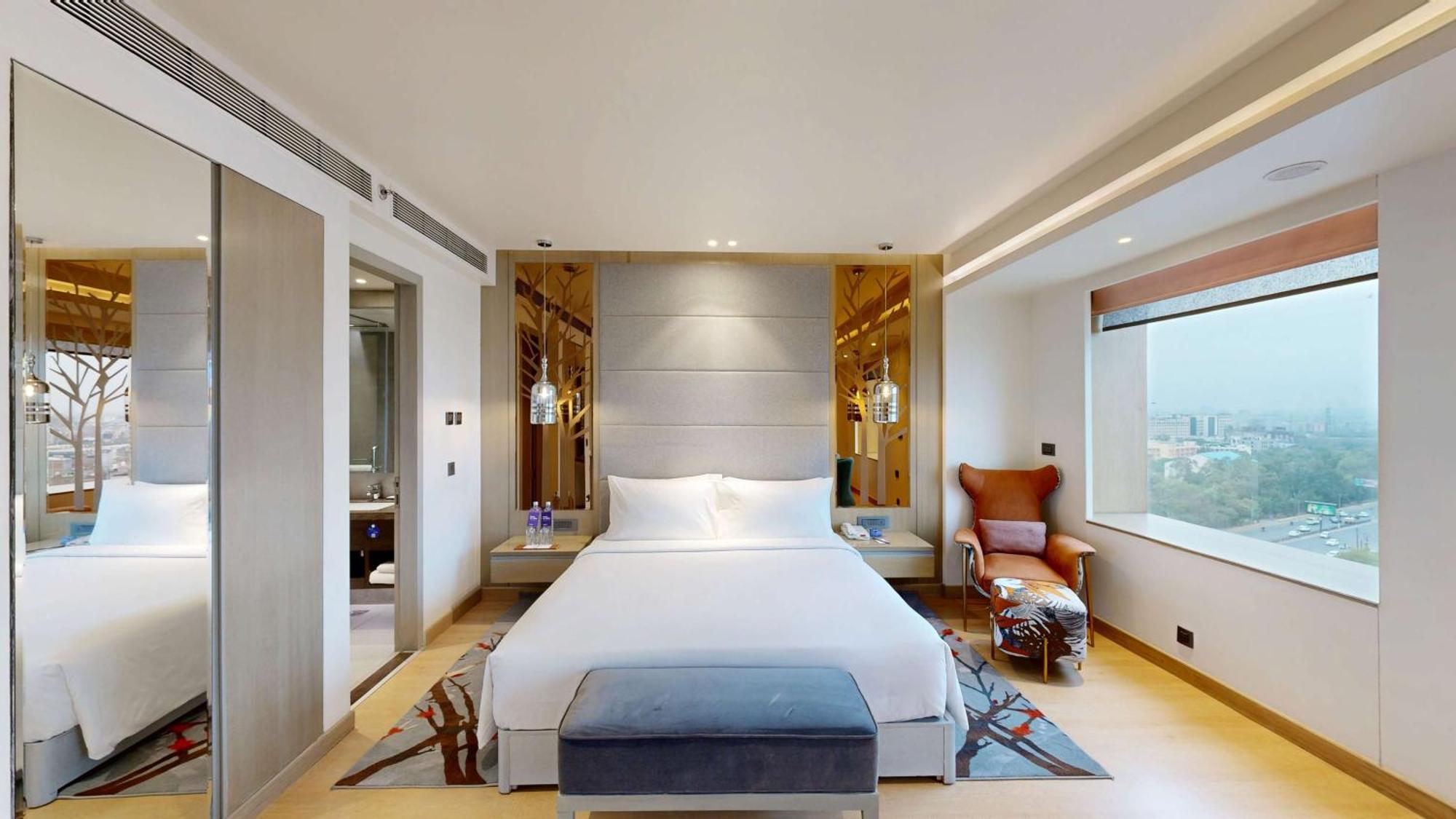 فندق Radisson Blu Towers Kaushambi Delhi Ncr غازي أباد المظهر الخارجي الصورة A bedroom at the hotel