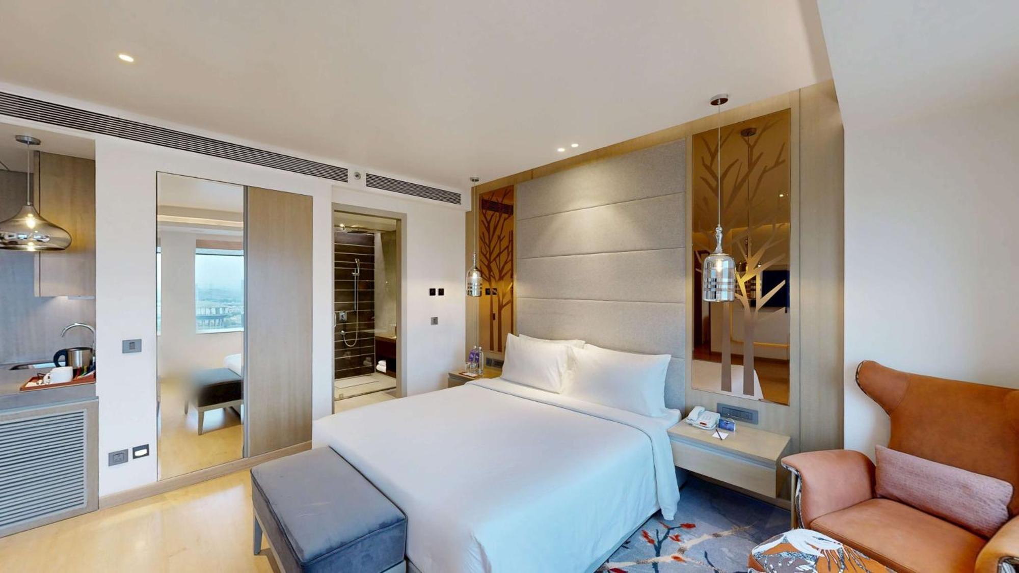فندق Radisson Blu Towers Kaushambi Delhi Ncr غازي أباد المظهر الخارجي الصورة A bedroom at the hotel