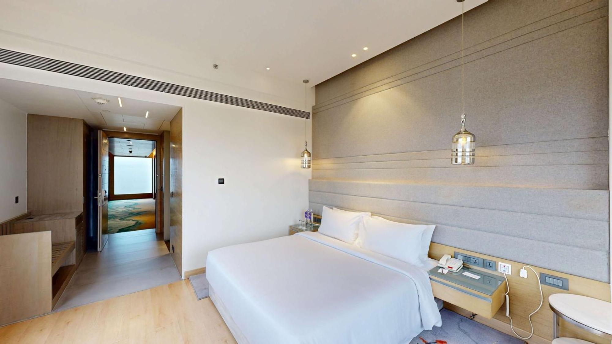 فندق Radisson Blu Towers Kaushambi Delhi Ncr غازي أباد المظهر الخارجي الصورة A bedroom at the hotel