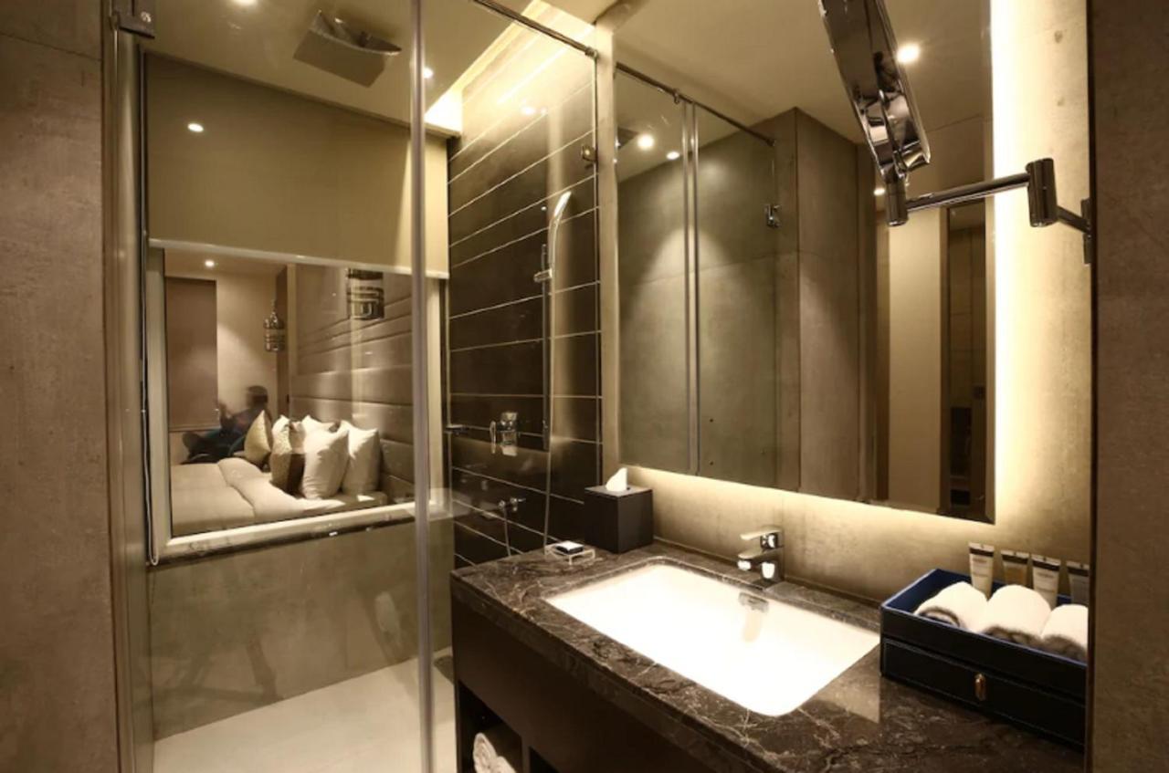 فندق Radisson Blu Towers Kaushambi Delhi Ncr غازي أباد المظهر الخارجي الصورة Bathroom