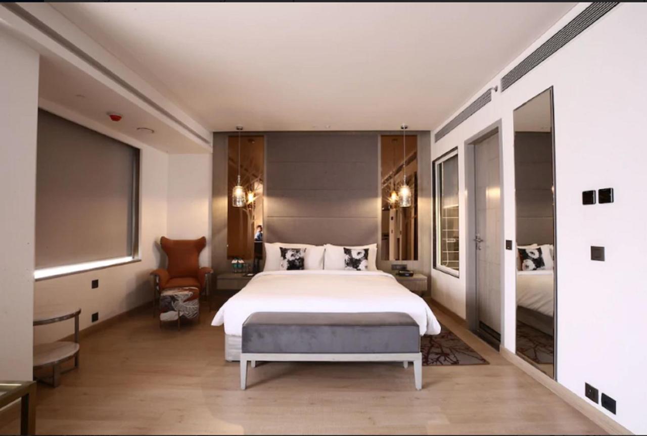 فندق Radisson Blu Towers Kaushambi Delhi Ncr غازي أباد المظهر الخارجي الصورة A bedroom at the hotel